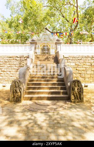 Zentrierte westliche Treppe des Geländes, die zum heiligen Jaya Sri Maha Bodhi-Baum über dem alten Anuradhapura-Kapitol in Sri Lanka führt Stockfoto