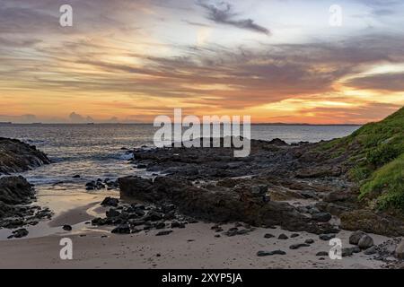 Sonnenuntergang und Horizont-Linie bei All Saints Bay in der Stadt Salvador, Bahia Stockfoto