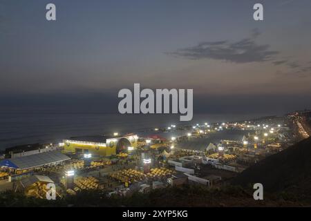 Lima, Peru, 11. September 2015: Blick auf das jährliche Food Festival Mistura by Night von oben, Südamerika Stockfoto