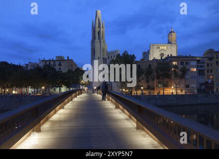 Skyline der Stadt Girona bei Nacht in Katalonien, Spanien, Basilika Sant Feliu und Brücke am Fluss Onyar, Häuser und Kathedrale (rechts), Europa Stockfoto