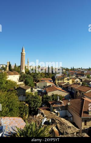 Moschee Turm über dem roten Dach Häuser der Altstadt Kaleici, Antalya, Türkei sichtbar. Vertikale Stockfoto