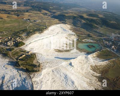 Aus der Vogelperspektive der weißen Baumwoll-Burg Travertin-Terrassen in Pamukkale, Türkei, Asien Stockfoto