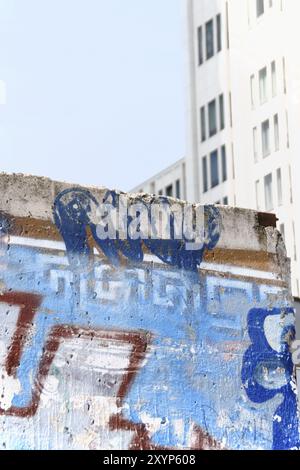 Berlin, 16. April 2009: Ruine der Berliner Mauer auf dem Potsdamer Platz mit Graffiti-Kunst. Diese Trennung Stockfoto