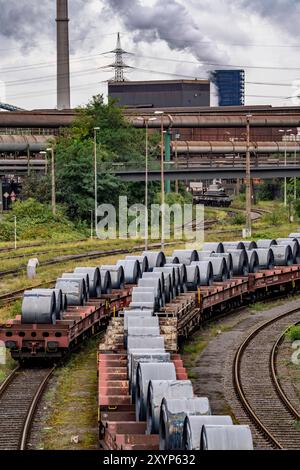 Bandstahl Rollen, Coils, auf Güterwagons, im ThyssenKrupp Steel Werk Schwelgern in Duisburg-Marxloh gehört zum Stahlwerk Bruckhausen, NRW, Deutschland ThyssenKrupp Steel *** Bandstahlrollen, Coils, auf Güterwaggons, im ThyssenKrupp Steel Werk Schwelgern in Duisburg Marxloh gehört zum Stahlwerk Bruckhausen, NRW, Deutschland ThyssenKrupp Steel Stockfoto