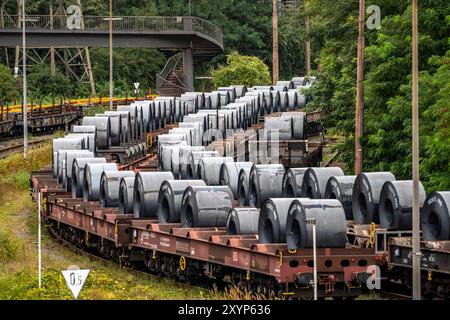 Bandstahl Rollen, Coils, auf Güterwagons, im ThyssenKrupp Steel Werk Schwelgern in Duisburg-Marxloh gehört zum Stahlwerk Bruckhausen, NRW, Deutschland ThyssenKrupp Steel *** Bandstahlrollen, Coils, auf Güterwaggons, im ThyssenKrupp Steel Werk Schwelgern in Duisburg Marxloh gehört zum Stahlwerk Bruckhausen, NRW, Deutschland ThyssenKrupp Steel Stockfoto