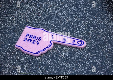 Paris, Frankreich. 30. August 2024. Paralympics, Paris 2024, Ein Wegweiser mit der Aufschrift „Paris 2024“ liegt auf einem Wanderweg im Regen. Quelle: Jens Büttner/dpa/Alamy Live News Stockfoto