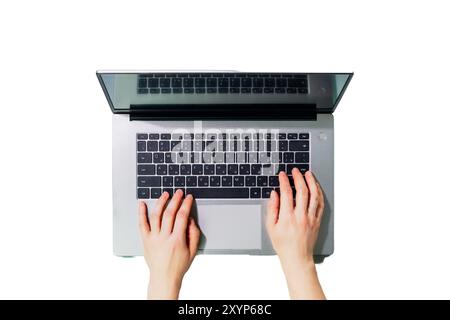 Isolierte Frauenhände, die an einem Laptop auf weißem Hintergrund arbeiten Stockfoto