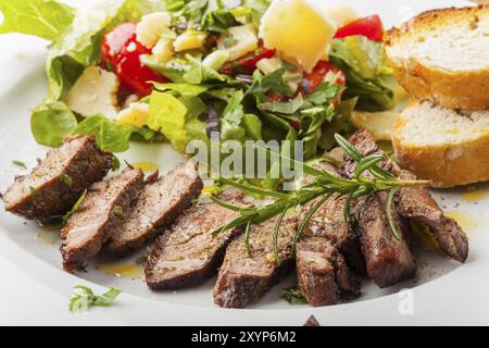 Steakscheiben auf frischem Salat Stockfoto