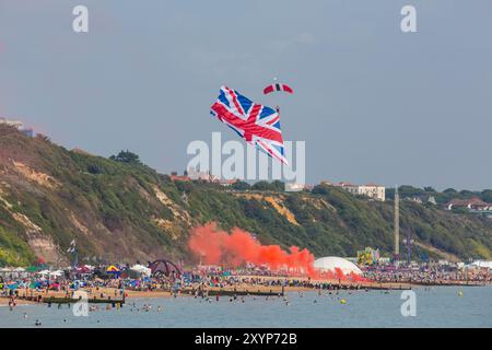 Bournemouth, Dorset, Großbritannien. 30. August 2024. Warmer, sonniger Tag für das Bournemouth Air Festival am zweiten Tag der dreitägigen kostenlosen Veranstaltung. Die Veranstaltung wurde auf 3 Tage in diesem Jahr reduziert, da der finanzielle Druck mit Unsicherheit über die Zukunft der Veranstaltung verbunden war. Menschenmassen strömen zu der Veranstaltung, um das Geschehen zu sehen. Der Fallschirm der Red Devils kommt an Land! Quelle: Carolyn Jenkins/Alamy Live News Stockfoto