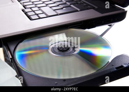 Laptop mit geöffnetem CD-Laufwerk und eingelegter CD Stockfoto