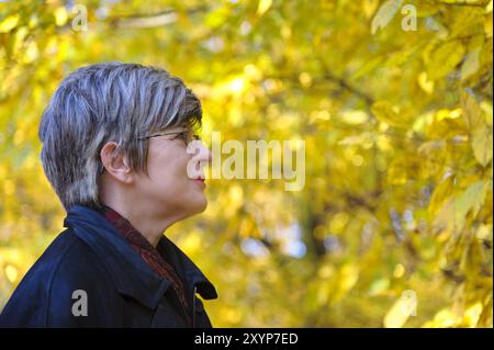 Porträt einer Frau im Herbst Stockfoto