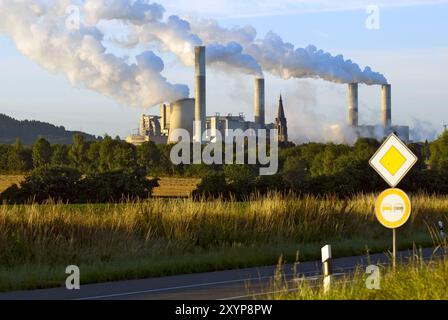 Braunkohlekraftwerk Frimmersdorf und Kirche Gustorf Stockfoto