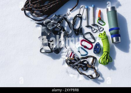 Winterausrüstung eines Eiskletterers mit Karabinerwunden und Camp-Thermos. Kopieren Sie den Bereich für den Konstrukteur Stockfoto