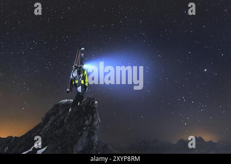 Nachtlandschaft. Ein professioneller Skiläufer mit Rucksack und Skiern steht auf einem Felsen in den Bergen und strahlt die Stirnlampe in den Himmel Stockfoto