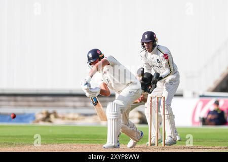 Birmingham, Großbritannien. 30. August 2024. #34, Jack Leaning of Kent im Spiel während des Spiels der Vitality County Championship Division One zwischen Warwickshire CCC und Kent CCC im Edgbaston Cricket Ground, Birmingham, England am 30. August 2024. Foto von Stuart Leggett. Nur redaktionelle Verwendung, Lizenz für kommerzielle Nutzung erforderlich. Keine Verwendung bei Wetten, Spielen oder Publikationen eines einzelnen Clubs/einer Liga/eines Spielers. Quelle: UK Sports Pics Ltd/Alamy Live News Stockfoto