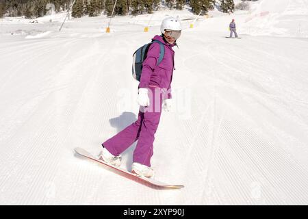 Zwei Freunde sitzen auf den Skipisten, Snowboardermädchen Stockfoto