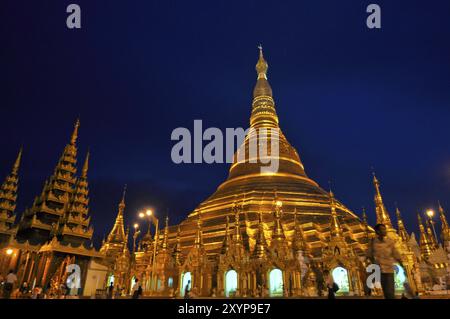 Das Foto wurde 2011 in Rangun aufgenommen, nachts im Bereich der Shwedagon-Pagode. Es ist ein beeindruckendes Spektakel, wenn die Lichter eingeschaltet sind Stockfoto