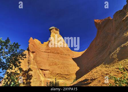 Die provenzalischen Ockersteinbrüche in Colorado, nahe Rustrel, leuchten im Abendlicht, Vaucluse, Provence, Provence-Alpes-Cote d'Azur, Südfrankreich, Franc Stockfoto