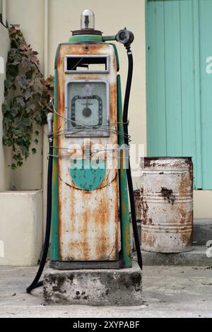 Alte Benzinpumpe in Tzermiadon, Kreta Stockfoto