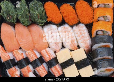 Sushi-Sashimi-Set isoliert auf weißem Hintergrund Stockfoto