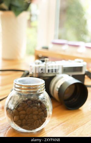 Kaffeebohnen mit Filmkamera, Vintage-Stil Stockfoto