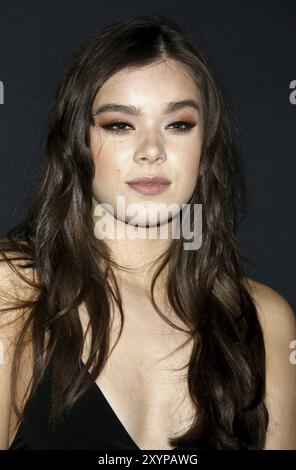 Hailee Steinfeld von Zoe Kravitz feiert ihre neue Rolle mit Yves Saint Laurent Beauty, die am Mai beim Gibson Brands Sunset in West Hollywood, USA, stattfindet Stockfoto