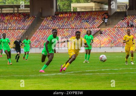 ABUJA, NIGRRIA - 5. APRIL: Matlou Noko aus Südafrika und Ihezuo Chinwendu Veronica aus Nigeria während des CAF-Olympiasiegermarsches Stockfoto