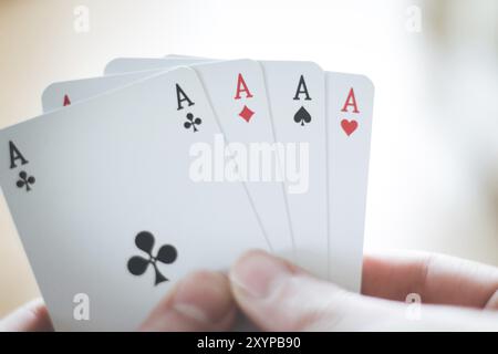 Junger Mann spielt Karten, Ausschnitt seiner Hände Stockfoto