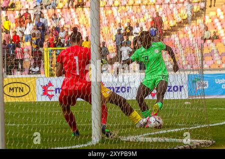 ABUJA, NIGRRIA – 5. APRIL: Ihezuo Chinwendu Veronica aus Nigeria und Swart Kaylin aus Südafrika während des CAF-Olympiasiegermarsches zwischen den Frauen Stockfoto