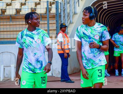 ABUJA, NIGRRIA - 5. APRIL: Ihezuo Chinwendu Veronica und Ohale Osinachi Marvis aus Nigeria während des CAF-Olympiasiegermarsches zwischen Suo Stockfoto