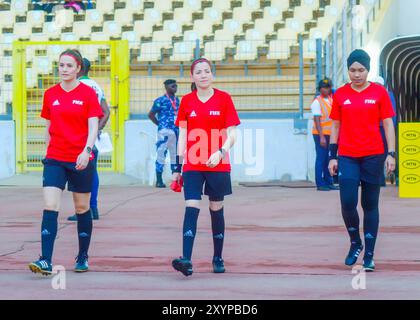 ABUJA, NIGRRIA - 5. APRIL: Schiedsrichter während der Olympischen Qualifikationsrunde der CAF-Frauen zwischen Suoer Falcons aus Nigeria und Bayana Bayana aus Südafrika Stockfoto