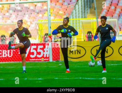 ABUJA, NIGRRIA - 5. APRIL: Südafrikanischer Torhüter während des CAF Women's Olympic Qualifiers marschieren zwischen Suoer Falcons von Nigeria und Bayana Bayana of Stockfoto