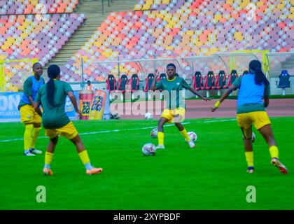 ABUJA, NIGRRIA - 5. APRIL: Mthandi Nonhlanhla aus Südafrika während des CAF-Olympischen Qualifikationsmarsches zwischen Suoer Falken aus Nigeria und Ba Stockfoto