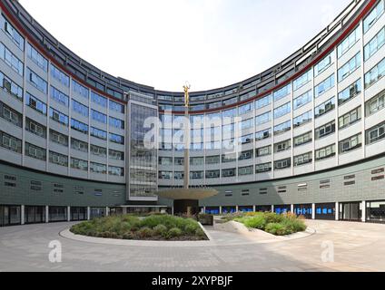 Der kreisförmige Innenhof des Television Centre, London. Ehemaliges Zuhause von BBC Television. Zeigt die Helios-Statue von T B Huxley-Jones und das Mosaik von John Piper Stockfoto