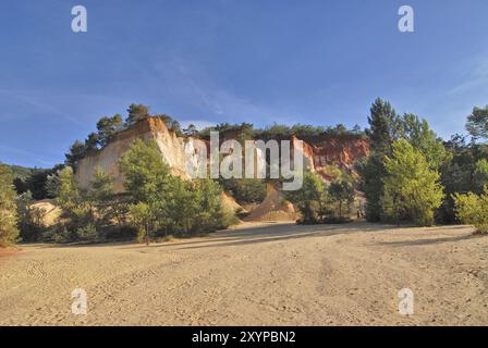 Ockersteinbrüche von Rustrel in der Provence im Abendlicht, Provence-Alpes-Cote d'Azur, Südfrankreich, Frankreich, Europa Stockfoto