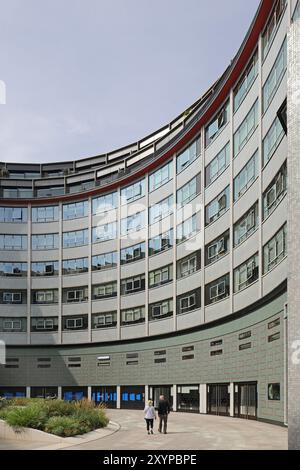 Der kreisförmige Innenhof des Television Centre, Wood Lane, London. Ehemaliges Zuhause des BBC-Fernsehens, heute in Wohnungen umgewandelt. Zeigt Mosaik von John Piper Stockfoto