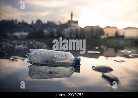 Umweltverschmutzung: Plastikflasche am Strand, Stadt Stockfoto