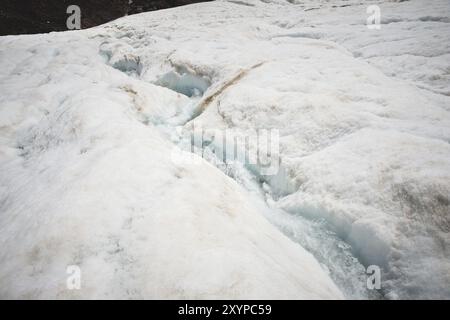 Eine Nahaufnahme eines Schmelzwasserstroms fließt an einem Hang durch eine Gletscherspalte. Gletscher des Mount Elbrus. Nordkaukasus Stockfoto