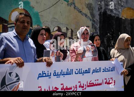 Gaza, Palästina. Mai. Palästinensische Künstler malen ein Wandbild in Gaza-Stadt zu Ehren des getöteten Al-Jazeera-Journalisten Shireen Abu Aqleh. Der Journalist Abu Aqleh wurde von israelischen Soldaten erschossen, als er am Mittwoch über einen israelischen Angriff im Flüchtlingslager Dschenin im nördlichen Westjordanland berichtete Stockfoto