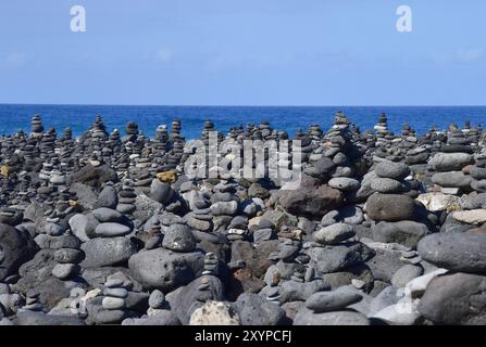 Cairns in einem Steinfeld am Atlantik bei Playa Jardin in Puerto de la Cruz, Teneriffa, Kanarischen Inseln, Spanien, Europa Stockfoto