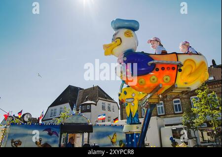 2 kleine Mädchen auf einem Karussell Stockfoto