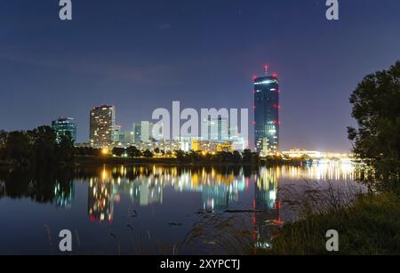 Nächtlicher Blick auf die Stadtlandschaft in Wien Österreich. Blick von der Donauinsel in Donau City, Wien DC, Wiens 22. Bezirk Donaustadt Stockfoto