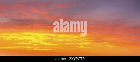 Schöner farbenfroher orange und gelber Sonnenuntergang Himmel Banner Hintergrund Stockfoto