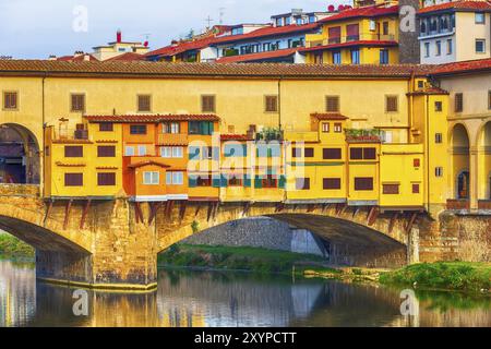 Ponte Vecchio aus nächster Nähe und Fluss Arno in Florenz, Toskana, Italien, Europa Stockfoto