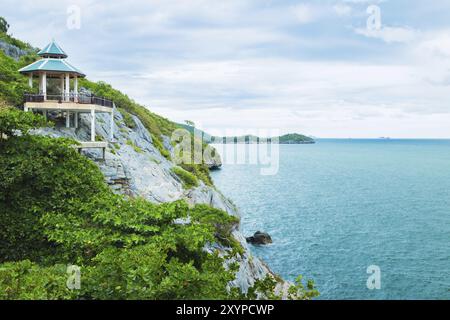 Wunderschöner Aussichtspunkt auf die Insel und das Meer von ist eine berühmte Sehenswürdigkeit von Chonburi, Thailand, Asien Stockfoto