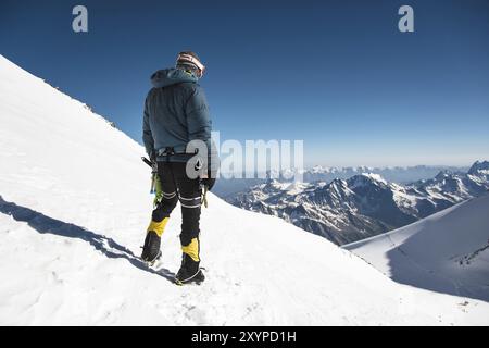 Professioneller, voll ausgestatteter Reiseleiter, Kletterer auf dem schneebedeckten Gipfel des schlafenden Vulkans Elbrus Stockfoto