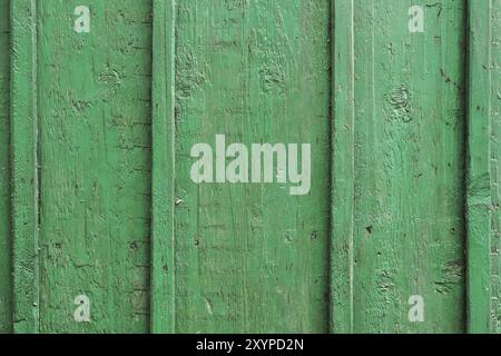 Textur eines Holzbretts in Grün, Risse aus zeitgrüner Farbe auf einer Holzoberfläche Stockfoto