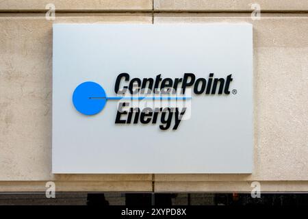 MINNEAPOLIS, MN, USA – 25. AUGUST 2024: Außendesign und Markenlogo von Centerpoint Energy. Stockfoto