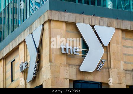 MINNEAPOLIS, MN, USA – 25. AUGUST 2024: Innenstadtminneapolis YMCA – Äußere und Markenlogo. Stockfoto