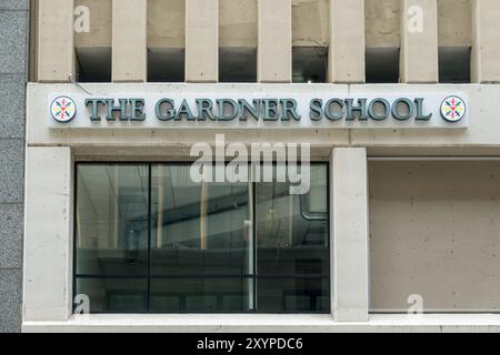 MINNEAPOLIS, MN, USA – 25. AUGUST 2024: Außenansicht und Markenlogo der Gardner School of Minneapolis. Stockfoto